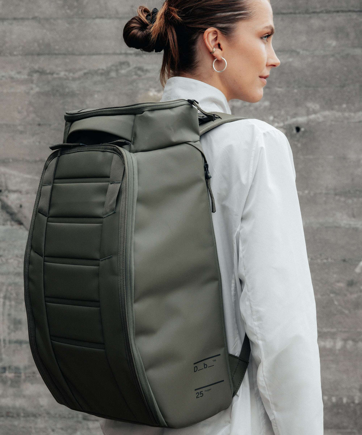 Db Hugger 25L Backpack black out