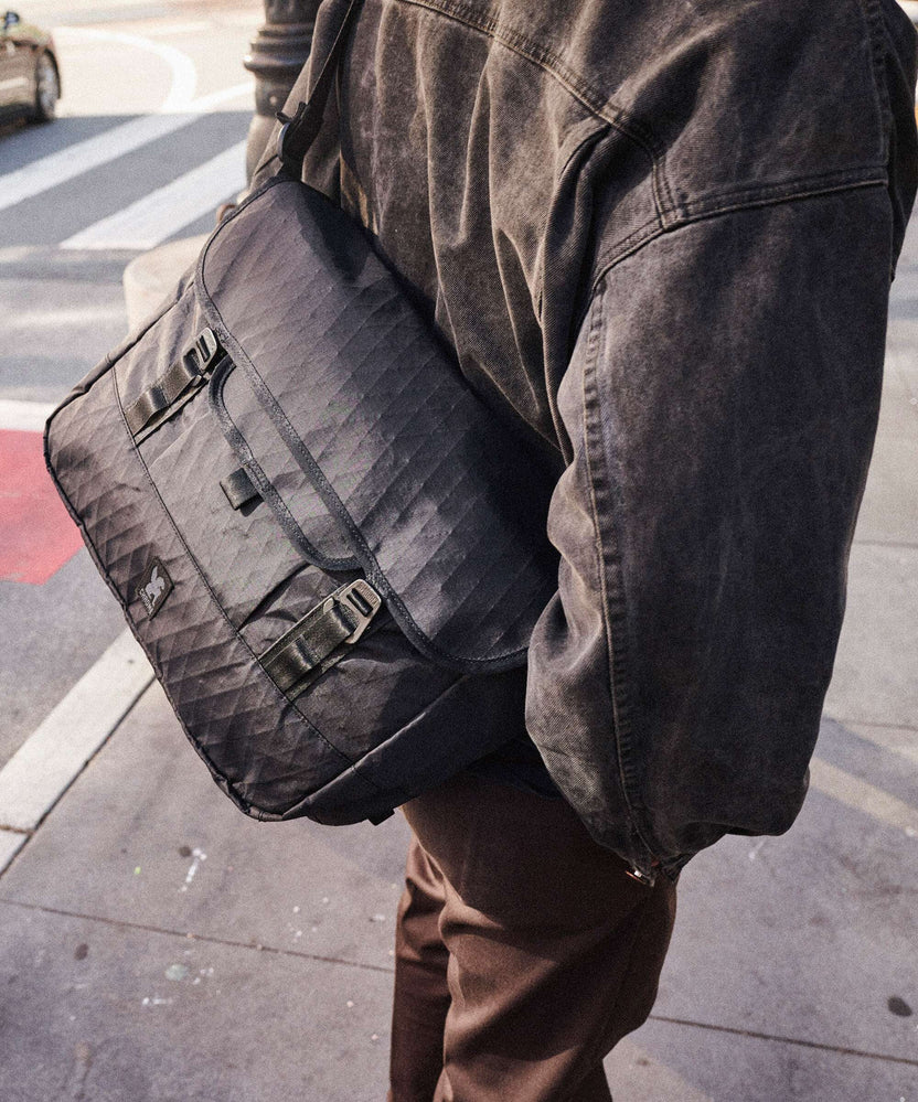 Chrome Midtown 20L Messenger bag black