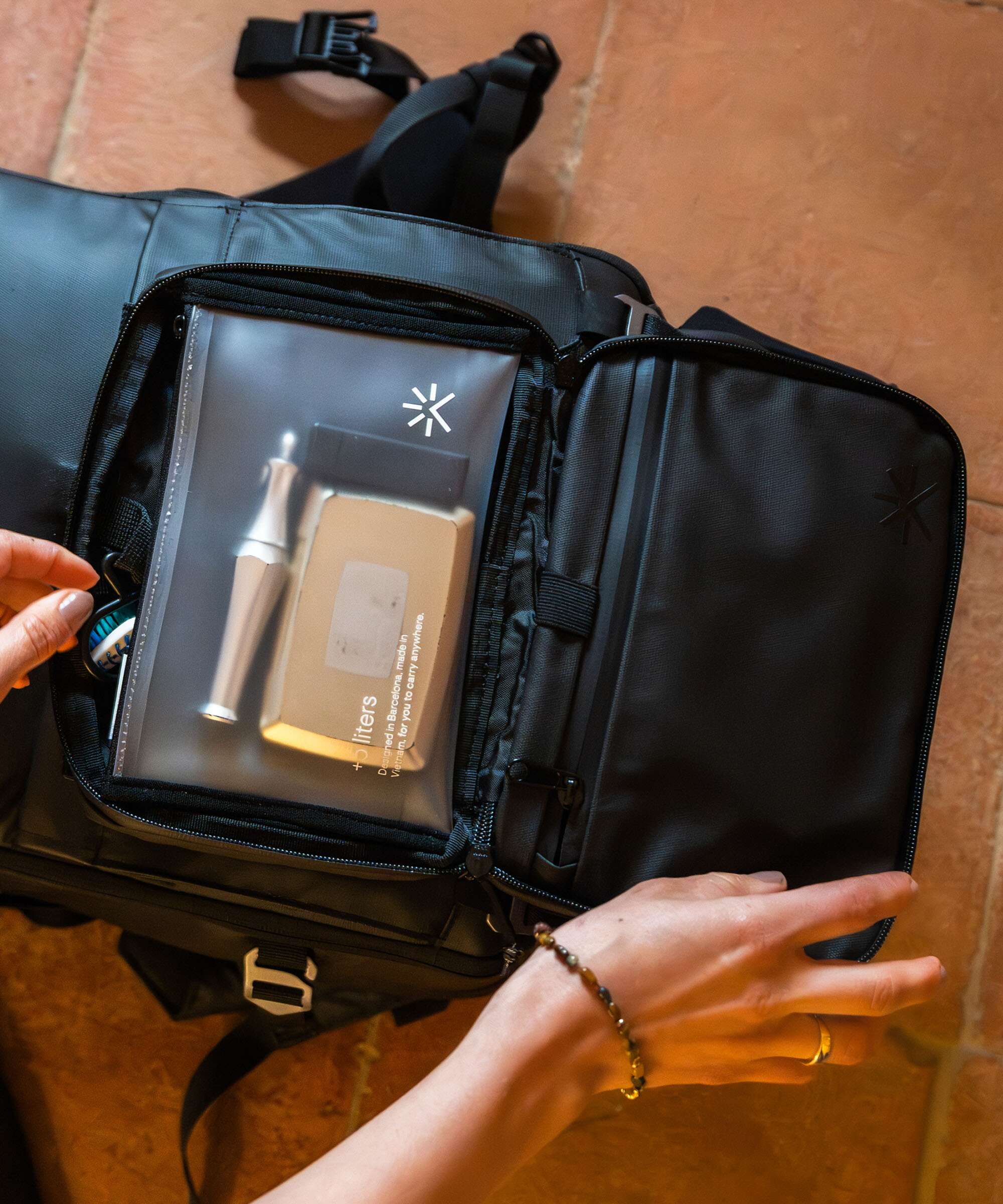 Tropicfeel SEEToiletry Travel accessory all black